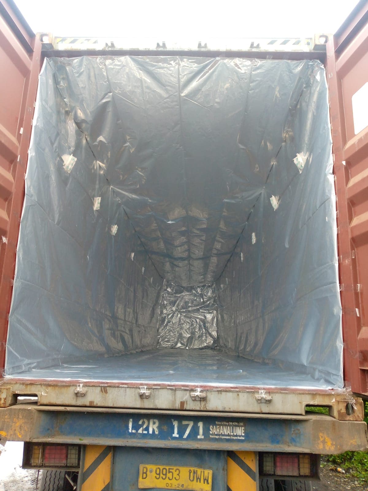 Export container with thermal liner for coconut shell charcoal shipment