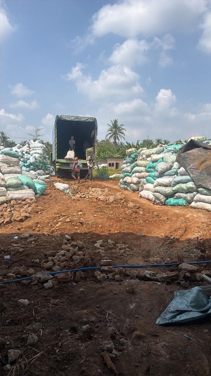 Delivery yard loading area for coconut shell charcoal shipment